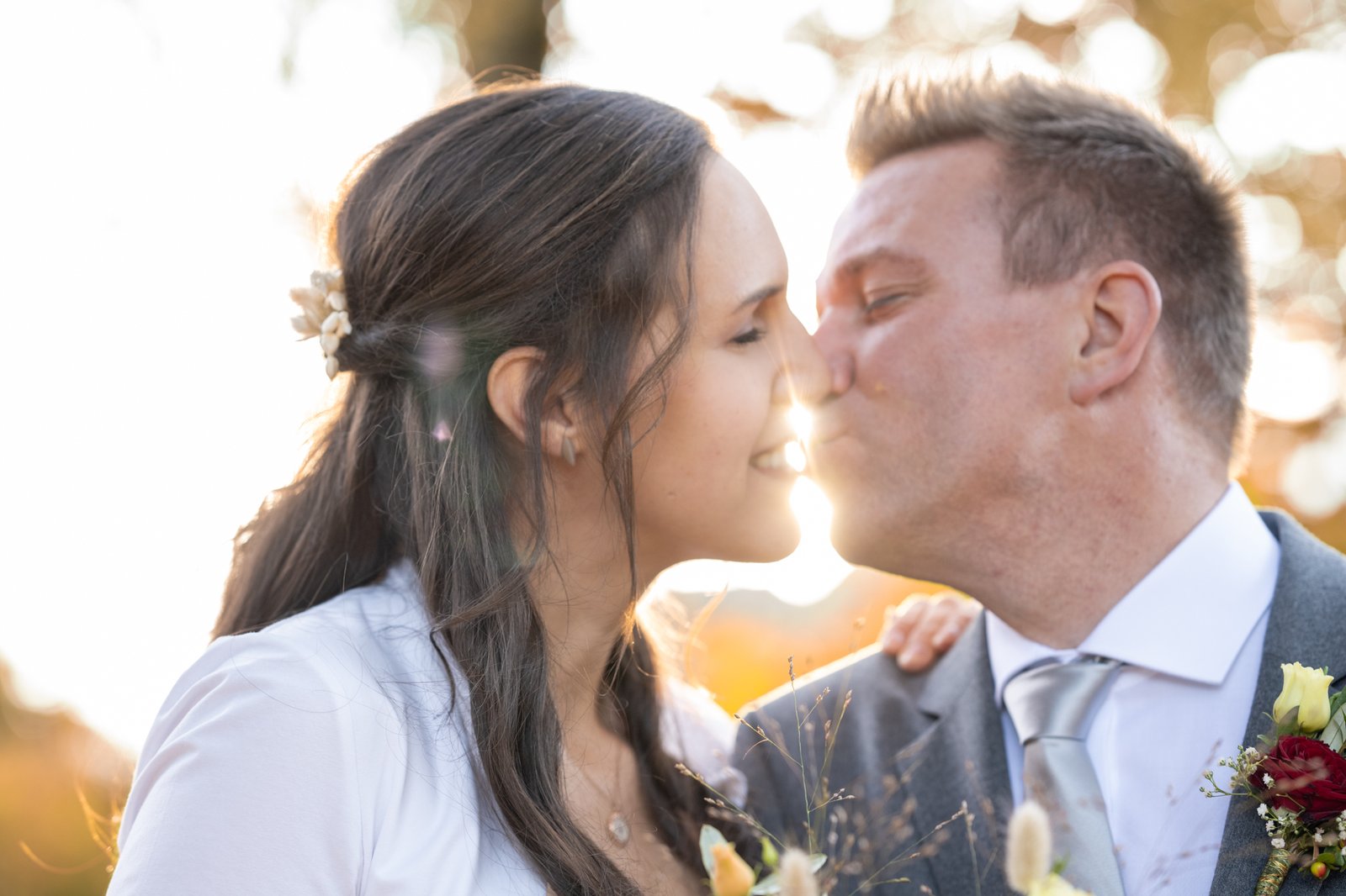 Laura und Enno in warmem Gegenlicht während ihres Paarshootings.